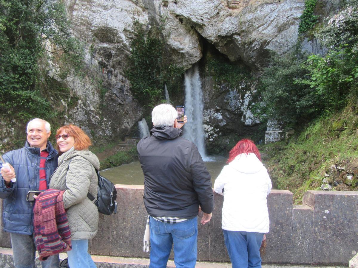Visitantes fotografiándose junto al, &quot;chorrón&quot; de Covadonga.
