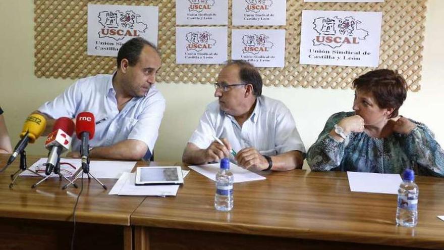 Los veterinarios, ayer, en el acto informativo.