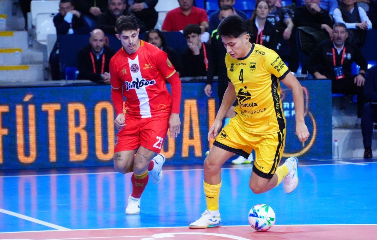 Cristian (Peñíscola) y Darío Gil (Cartagena), en el partido de la Supercopa de España.