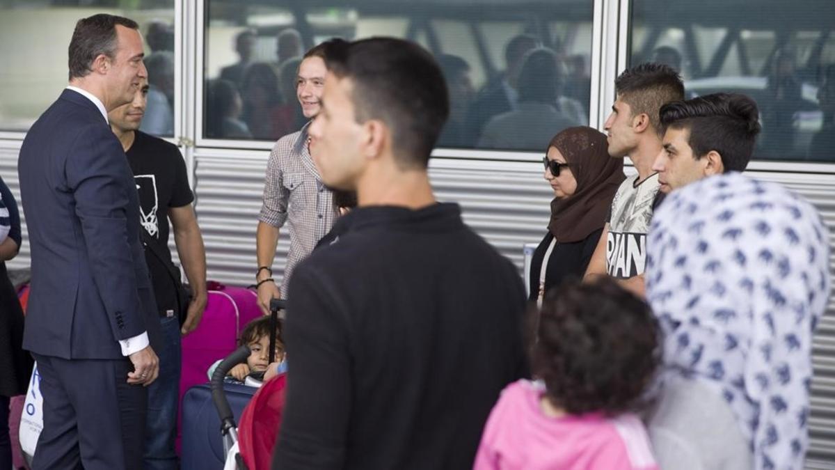 El secretario de Estado de Seguridad, Francisco Martínez, recibe en el aeropuerto de Madrid a los refugiados procedentes de Atenas.