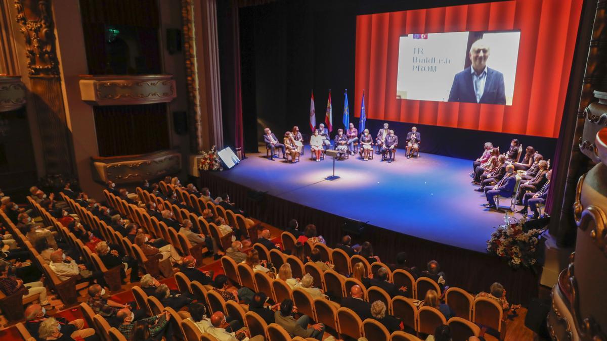 Entrega de honores y distinciones de Gijón en el teatro Jovellanos