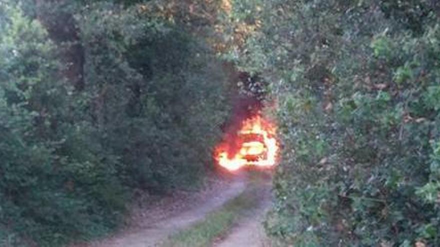 El vehicle afectat estava buit en el moment de l&#039;incendi.