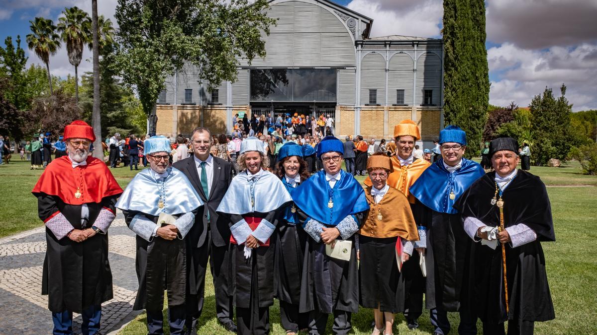 El actual rector de la Uex, con su equipo en la apertura del curso universitario.