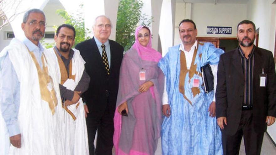 Christopher Ross, en el centro, junto a Aminatu Haidar y otros destacados activistas saharauis el pasado 1 de noviembre en El Aaiún. | lp / dlp