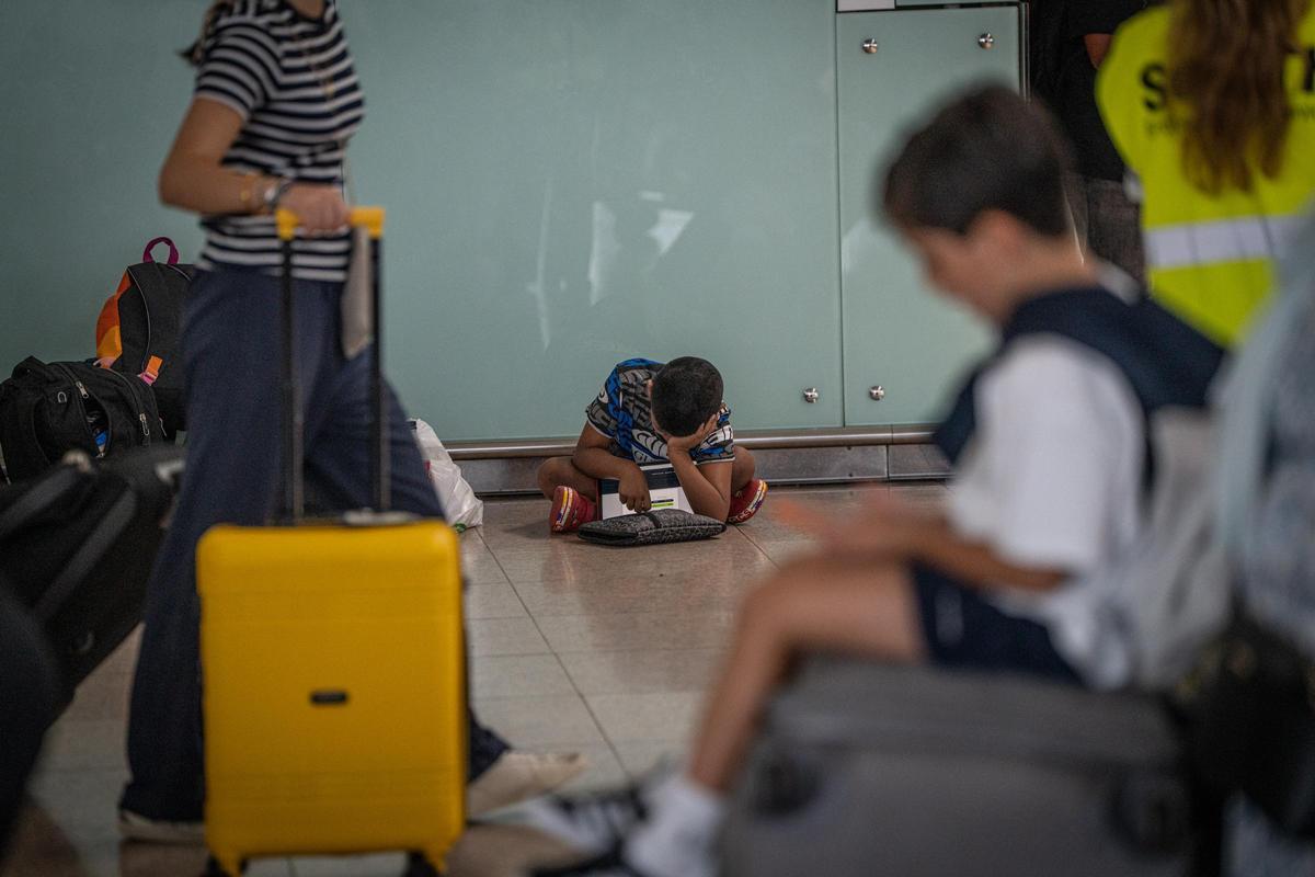 Pasajeros en el aeropuerto de Barcelona-El Prat durante una jornada de huelga de personal Pasajeros en el aeropuerto de Barcelona-El Prat durante una jornada de huelga de personal