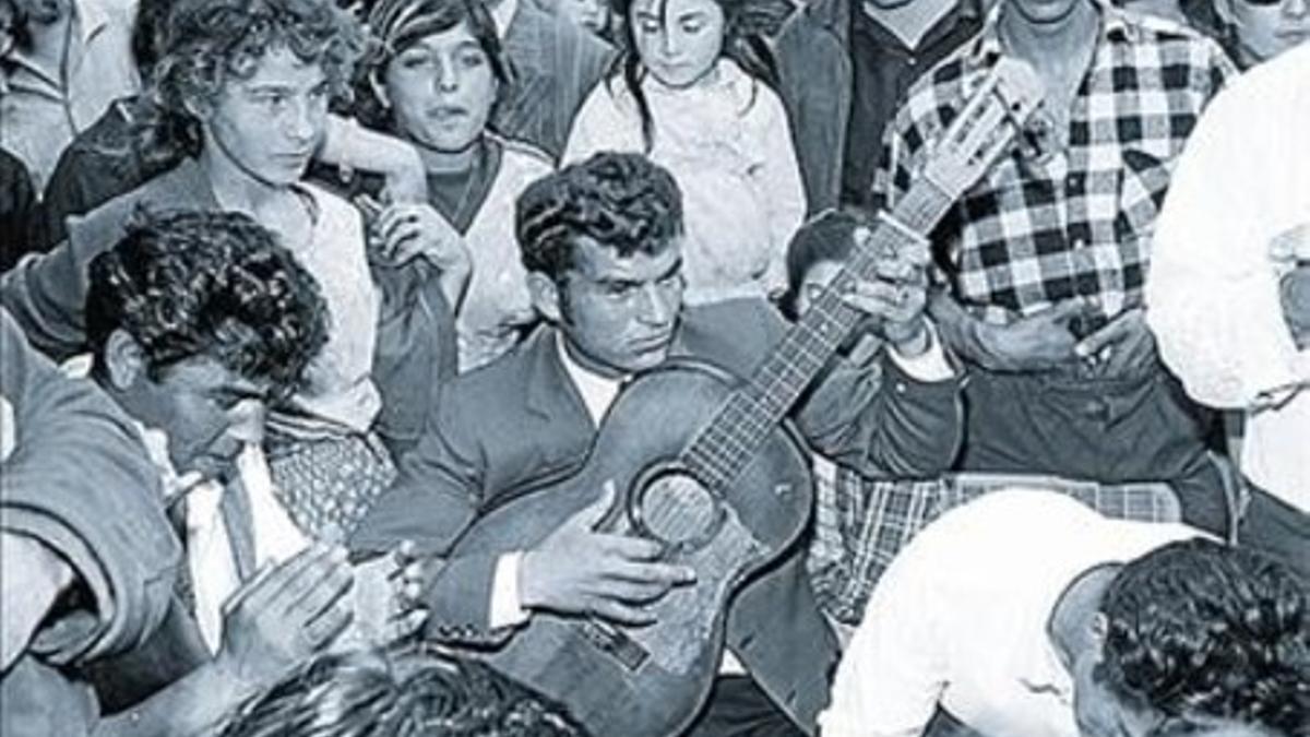 Varias fotos de la muestra, que retrata aspectos cotidianos del peregrinaje de Les Saintes Maries de la Mer.