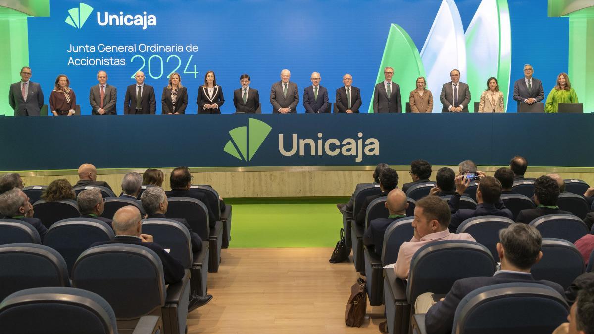De pie, el consejo de administración de Unicaja durante la última junta general de accionistas.