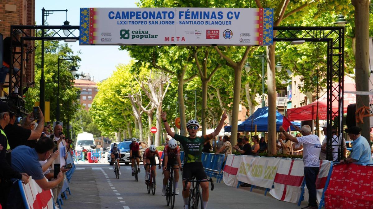La ciclista de Ontinyent Sofía Rodríguez cruzando la meta como ganadora en el Campeonato Féminas CV, en Alcoi.