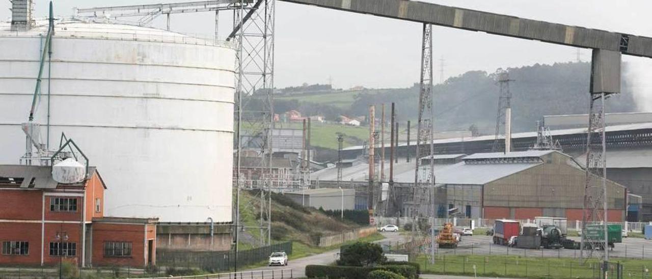 La factoría de Alcoa, desde la ría avilesina.