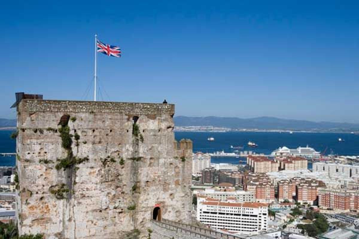 Torre del fuerte morisco y vista de la ciudad de Gibraltar