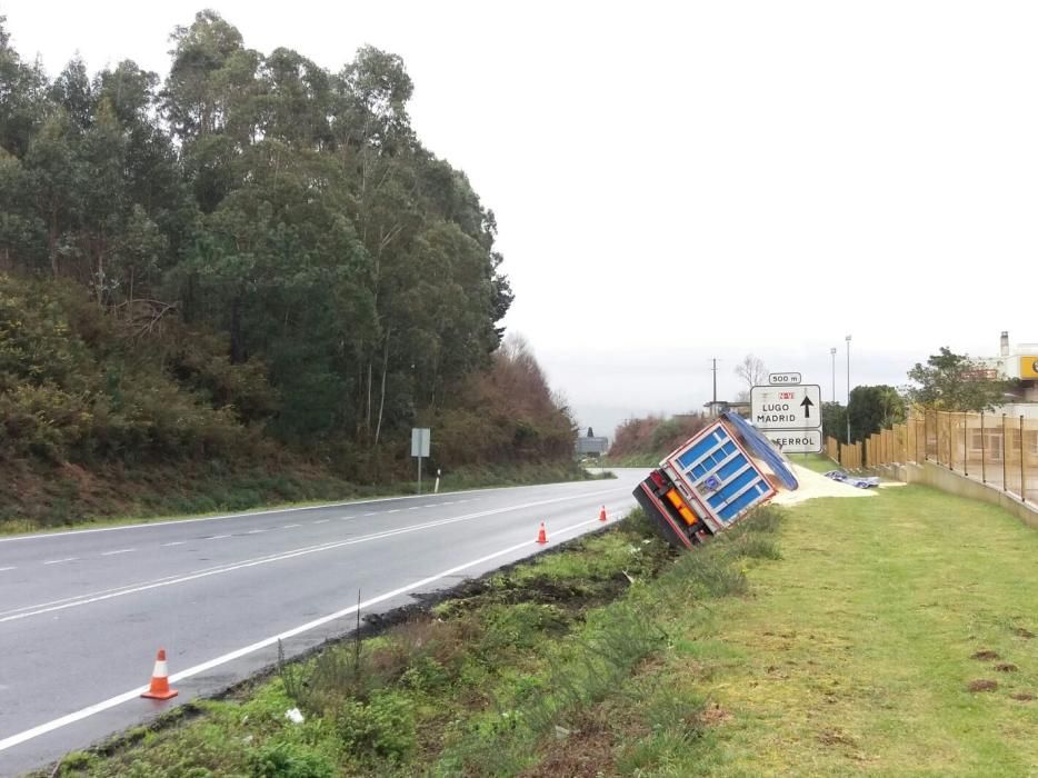 El accidente, registrado esta mañana en la N-VI, a la altura de las antiguas naves de Flex, no ha ocasionado heridos.