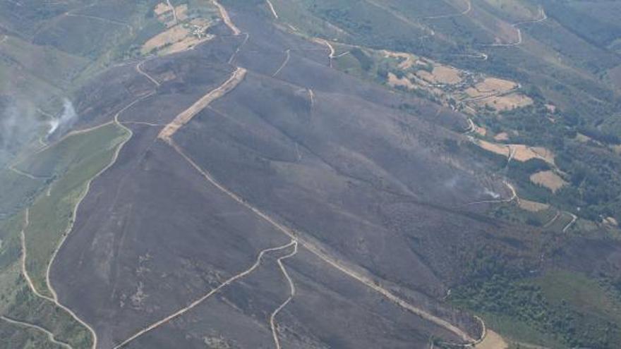 Una imagen aérea de la superficie quemada por el incendio de Barca, en el concejo de Ibias.