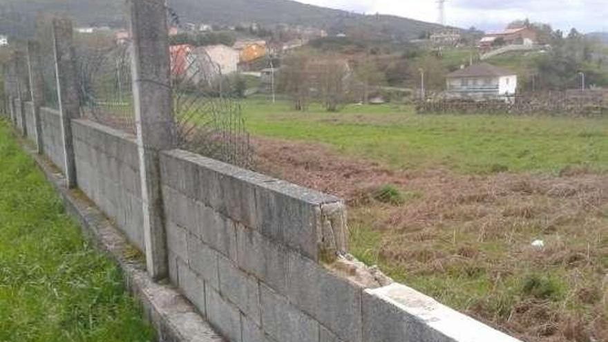 En algunos tramos se han caído el muro y la alambrada.