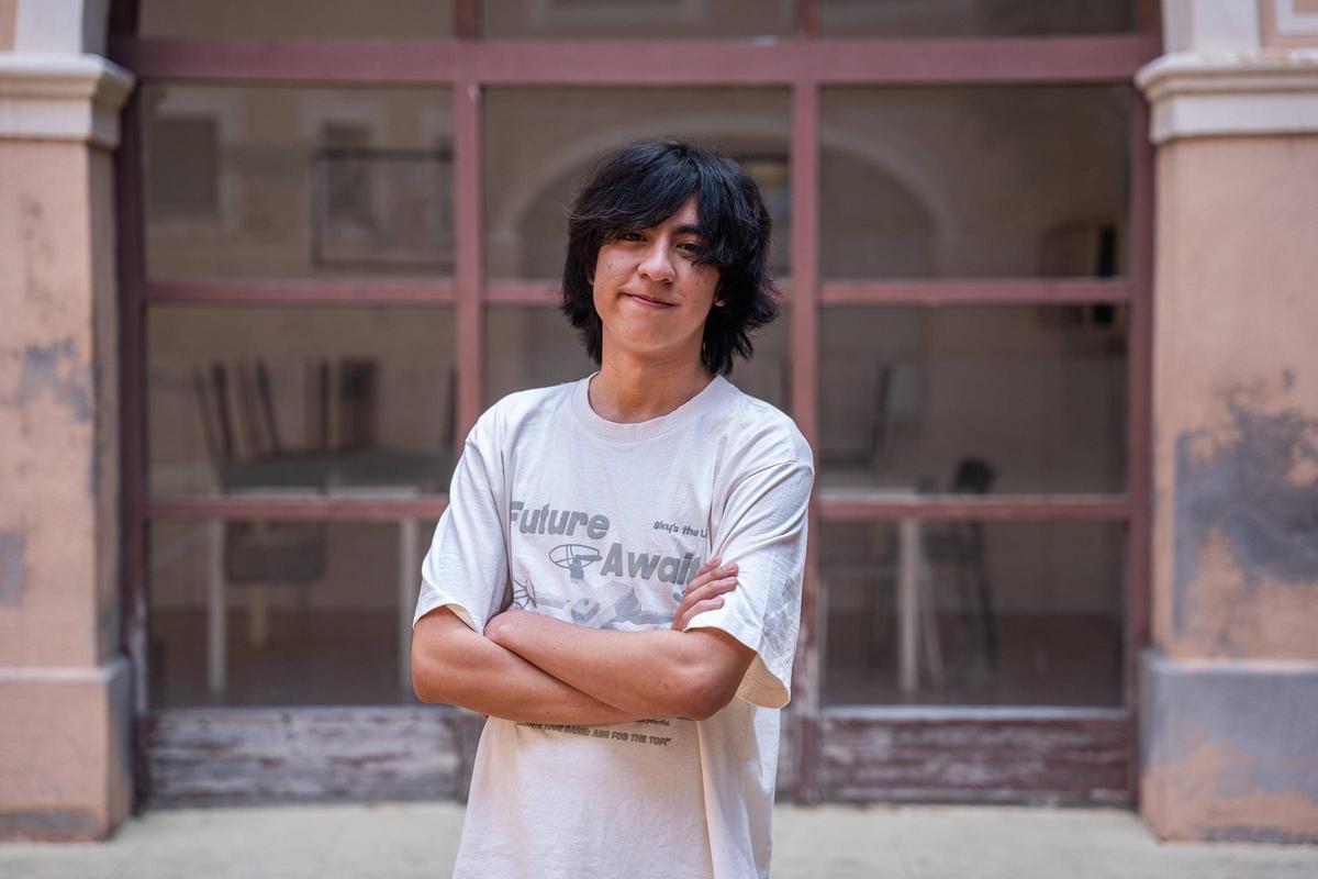 Gerardo, alumno de segundo de Bachillerato del Institut Josep Serrat i Bonastre, afrontan la selectividad. AUTOR: Marc Asensio Barcelona, Catalunya, España, sociedad, educación, selectividad, estudios, bachillerato, estudiantes, alumnos, Institut Josep Serrat i Bonastre.