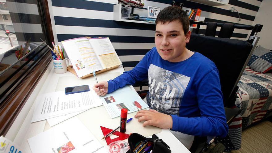 Diego Guerra, uno de los alumnos premiados, en el escritorio de su casa. // Marta G. Brea