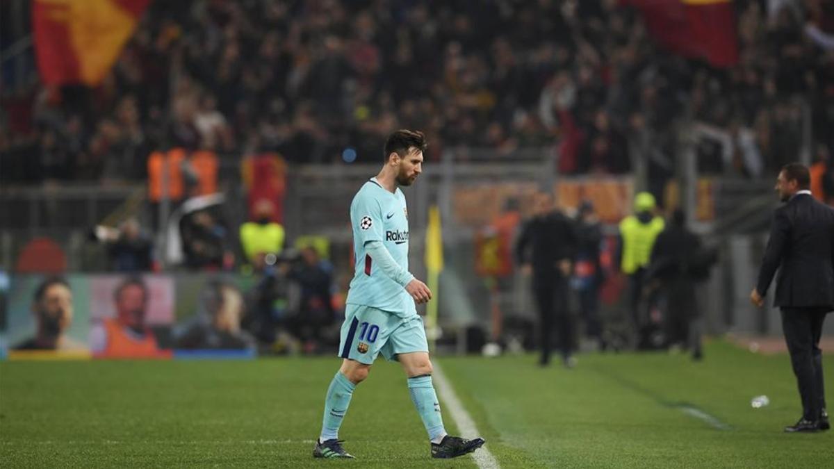 Messi saliendo del campo tras caer en Roma