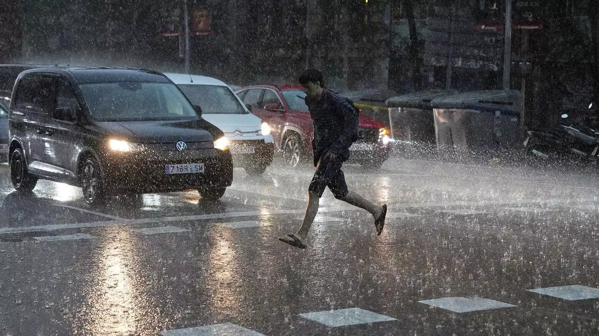 La Aemet emite un aviso rojo para Tarragona, Castellón y Valencia ante las lluvias torrenciales previstas a partir de esta tarde