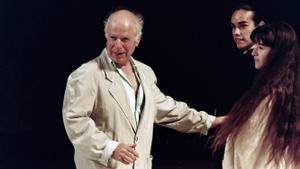 Peter Brook, en pleno trabajo de dirección escénica en el festival de Avignon, en 1991. 