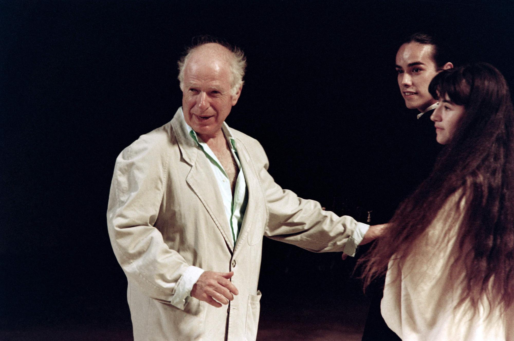 Peter Brook, en pleno trabajo de dirección escénica en el festival de Avignon, en 1991.