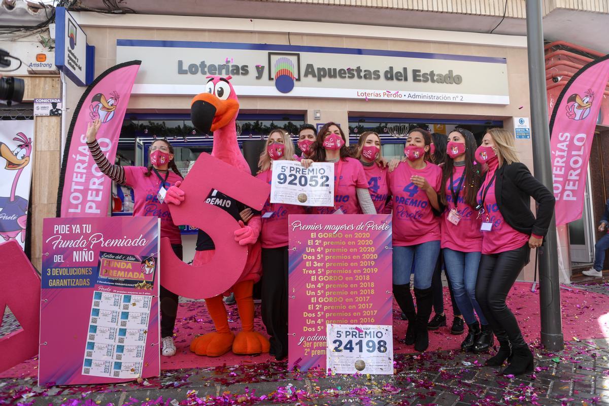 Lotería de Navidad 2021:  'El Perolo' de San Pedro del Pinatar reparte miles de euros