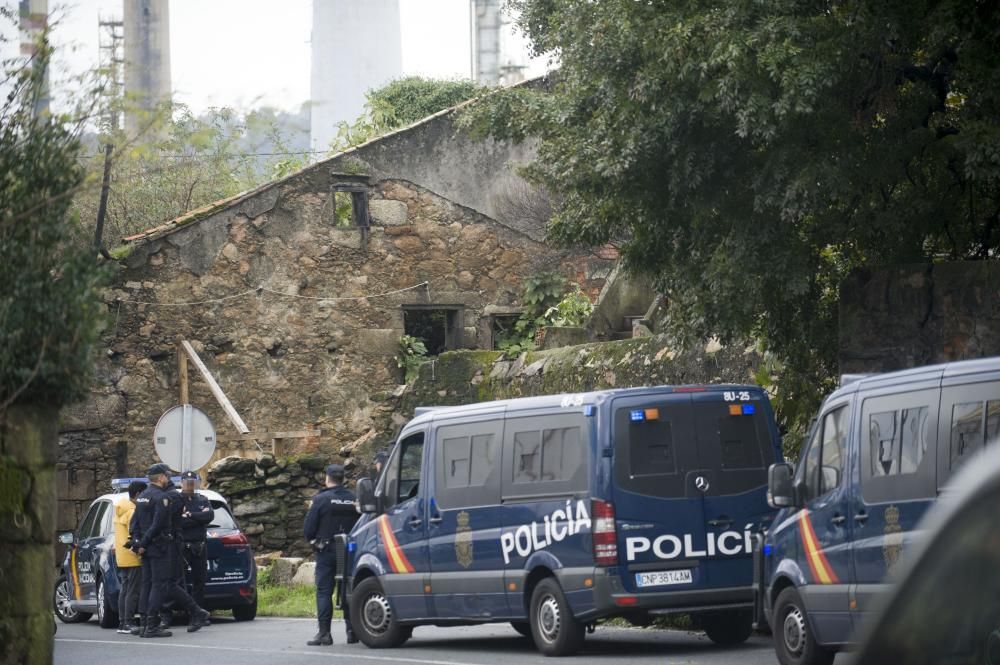 Varias unidades policiales realizaron un importante despliegue en las viviendas de San José, situadas entre los concellos de A Coruña y Arteixo, durante una investigación contra el tráfico de drogas.