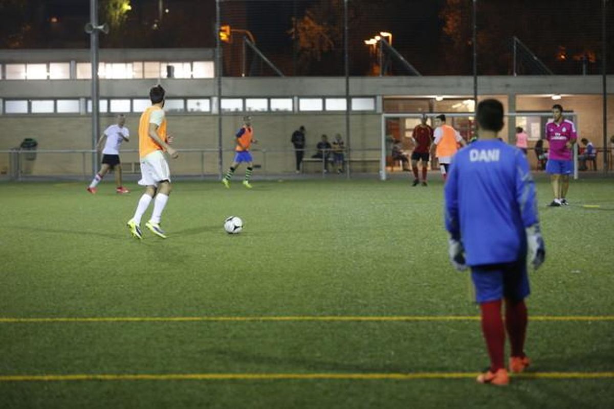 Camp de futbol del Tibidabo Torre Romeu, a Sabadell, inspeccionat aquest dimarts per buscar l’origen del brot.
