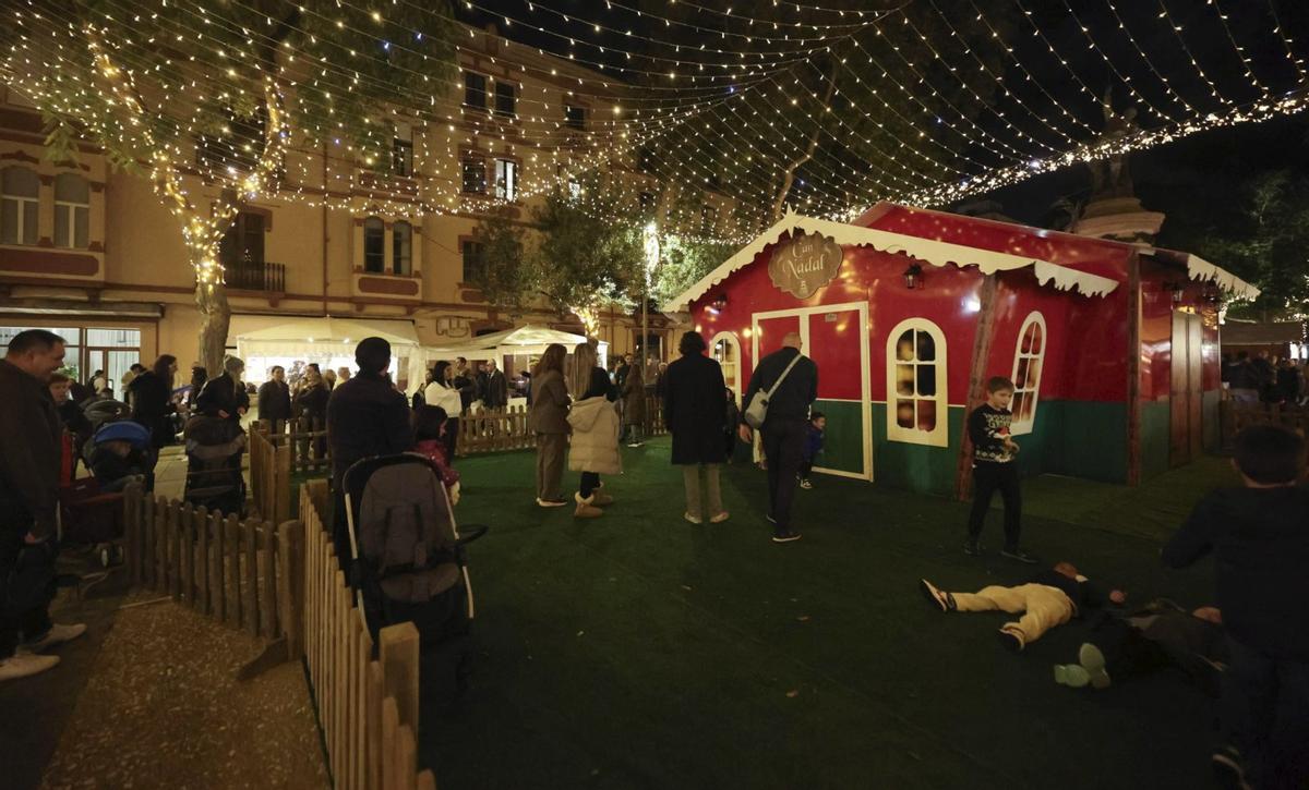 Los más pequeños pueden entregar sus cartas a Papá Noel en su casita, ubicada en Vara de Rey. | MARCELO SASTRE