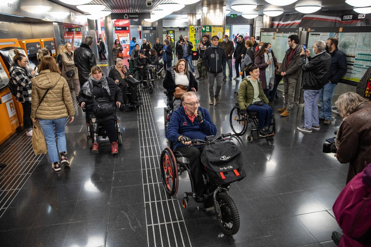 Personas con movilidad reducida piden mejoras en trenes, buses y estaciones para evitar accidentes y obstáculos en el acceso al transporte público