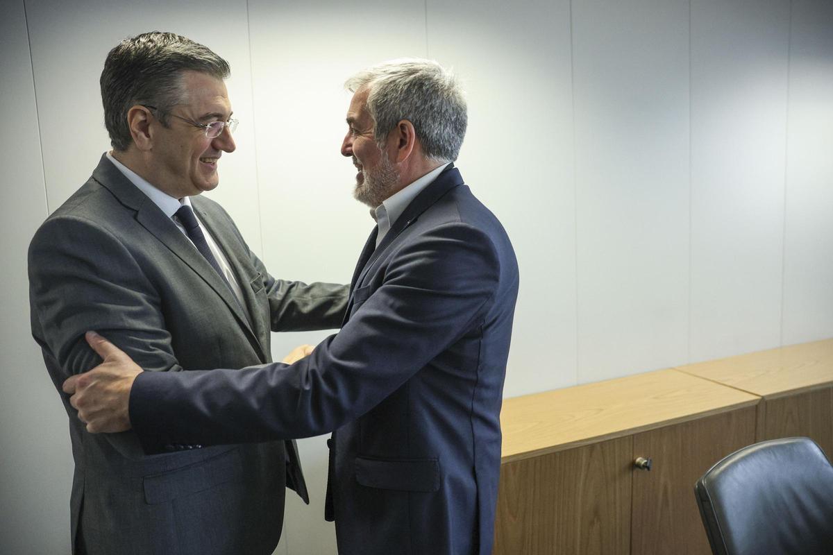 El presidente Fernando Clavijo (d) saluda al comisario europeo Apostolos Tzitzikostas.