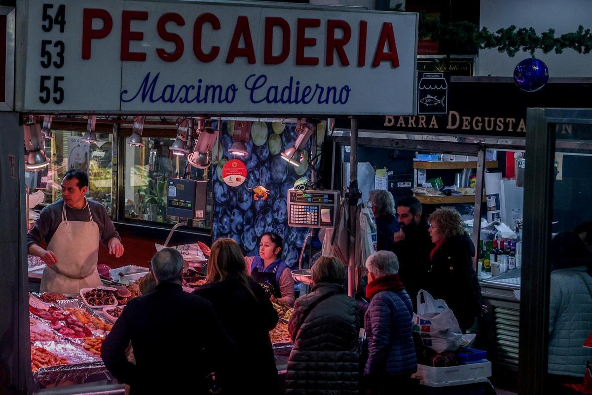 Compras de última hora para Nochebuena en el mercado de La Cebada de Madrid