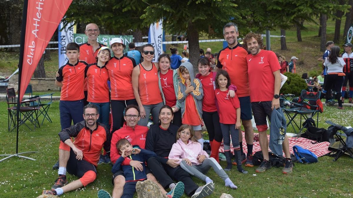 Deportistas del CAX Orientació en Orihuela del Tremedal.