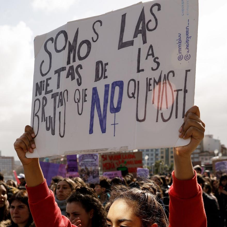 "Nieta de brujas, hermana de " y otros 80 carteles del feminismo asturiano