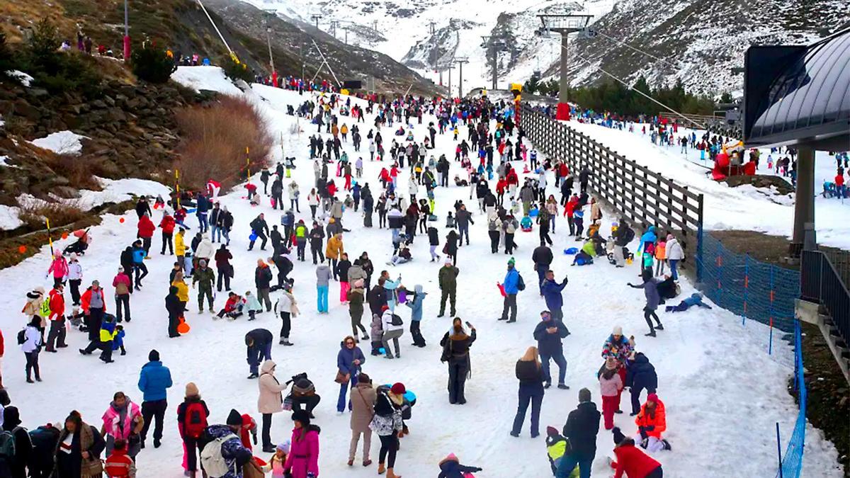 Imagen de archivo con esquiadores en Sierra Nevada.