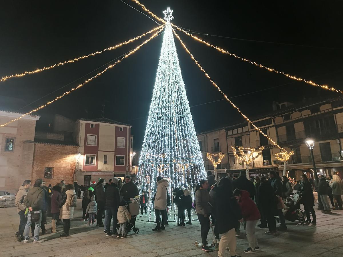 Vecinos admiran el árbol de Navidad instalado en la plaza de La Glorieta