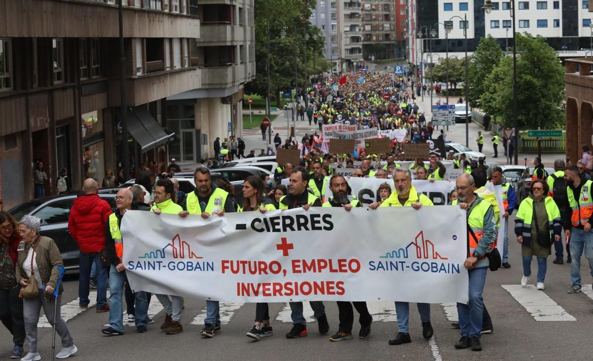 La marcha por el futuro de Saint-Gobain, de camino hacia el Ayuntamiento.