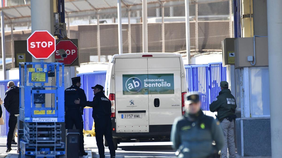 Agentes de Policía Nacional y Guardia Civil en el control aduanero comercial en la frontera entre Ceuta y Marruecos.