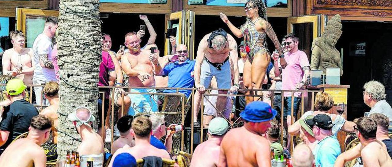 Un grupo de turistas británicos se divierte en un bar de Benidorm, el pasado sábado | | DAVID REVENGA