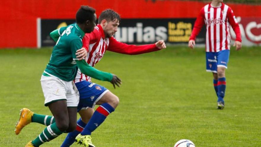 Sergio Menéndez intenta adelantarse a un jugador del Coruxo.