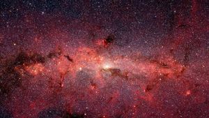 En realidad, las nubes de polvo y gas ocultan el centro de la Vía Láctea, pero sólo para los telescopios ópticos. Las cámaras infrarrojas del telescopio espacial Spitzer penetran en el polvo y muestran las estrellas en el centro galáctico.