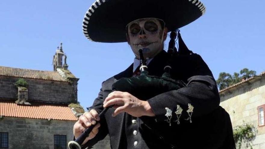 El evento combinará la cultura mexicana y la gallega. En la foto, un mariachi tocando una gaita. // N. Parga