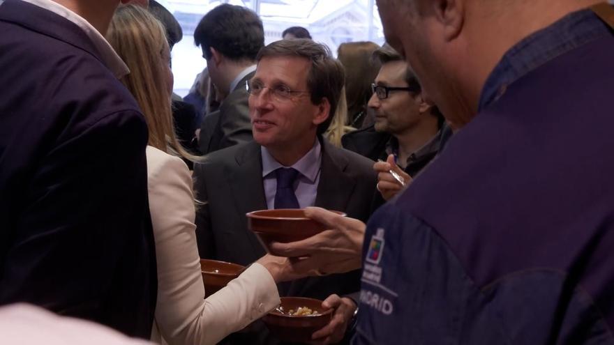 Almeida triunfa con el cocido madrileño en el Parlamento Europeo
