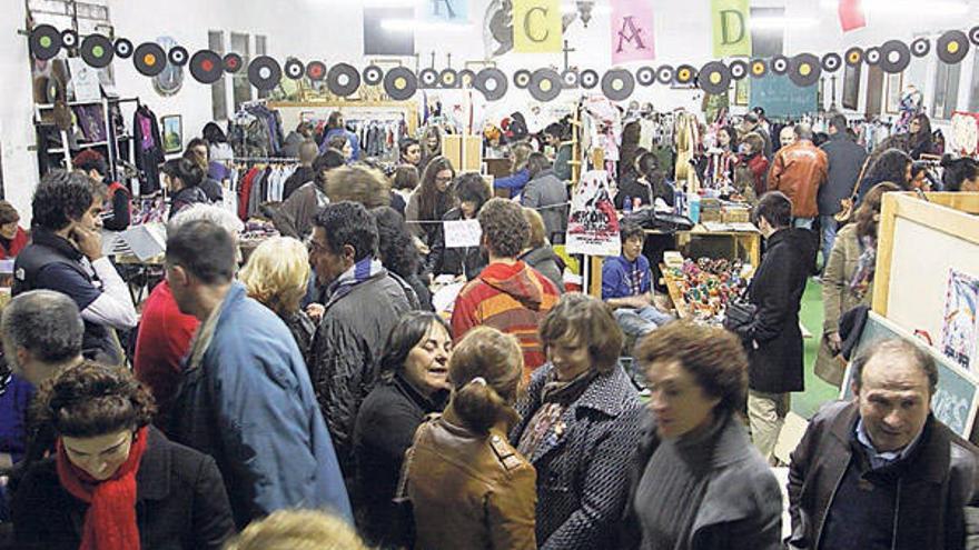 El mercadillo, en el casco viejo de Cangas, estuvo muy concurrido durante toda la jornada.  // Gonzalo Núñez