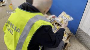 El material intervenido por la Guardia Civil en Badalona corresponde principalmente a juguetes y productos textiles asociados a marcas reconocidas