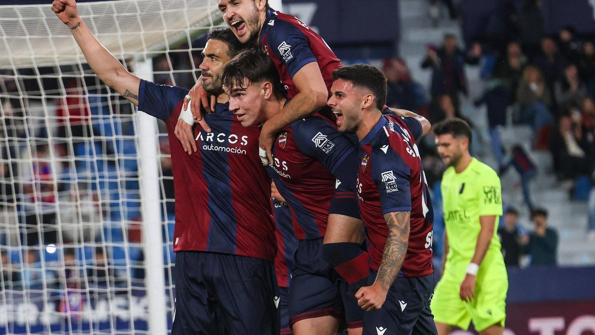 Los futbolistas del Levante UD celebran un gol en el Ciutat de València esta temporada.
