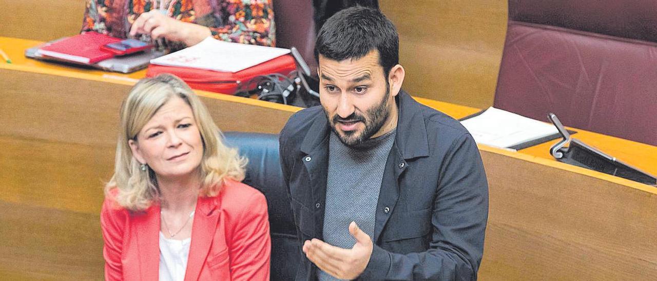 Los consellers de Justicia y Educación, Gabriela Bravo y Vicent Marzà, en un pleno.