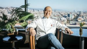 Nobu, con la ciudad detrás, durante la visita a Barcelona en el mes de diciembre.