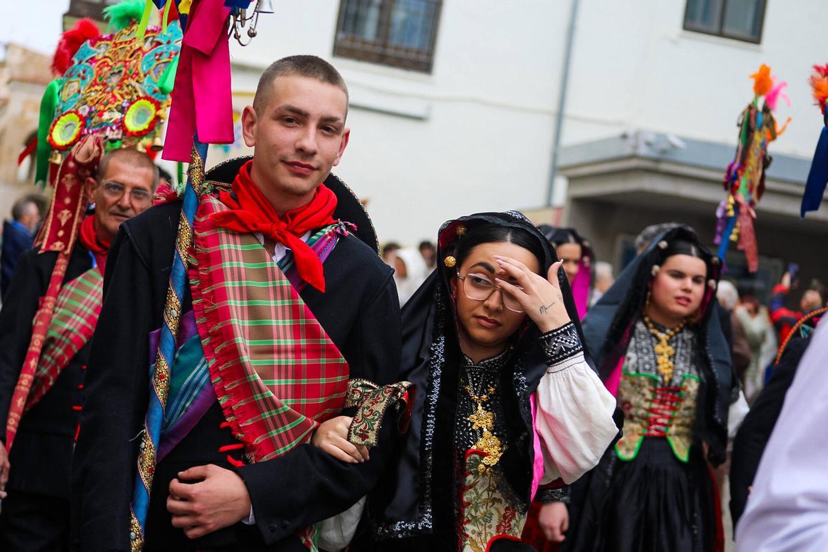 Desfile de indumentaria tradicional