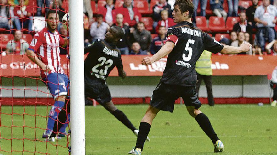 Guerrero marca uno de los goles rojiblancos en la última visita del Leganés a El Molinón.