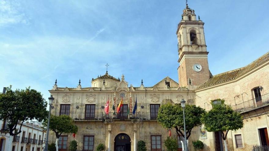Desalojan a seis vecinos de Azuaga en una fiesta en Lora del Río (Sevilla) con 21 personas