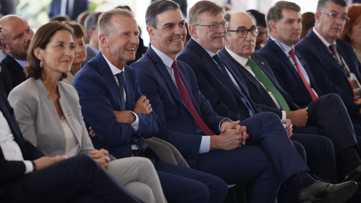 El presidente de Volkswagen, Herbert Diess, junto Pedro Sánchez y la ministra Reyes Maroto